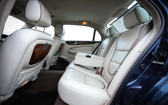 Jaguar XJ cena 55000 przebieg: 140000, rok produkcji 2008 z Gdynia małe 497